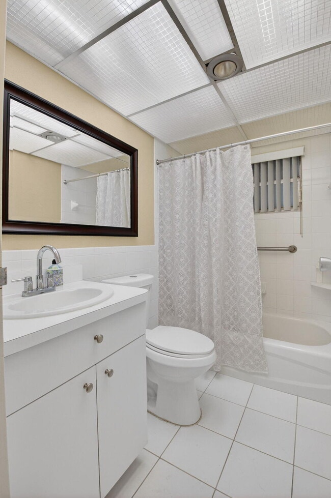 Building Photo - 1 Valencia A