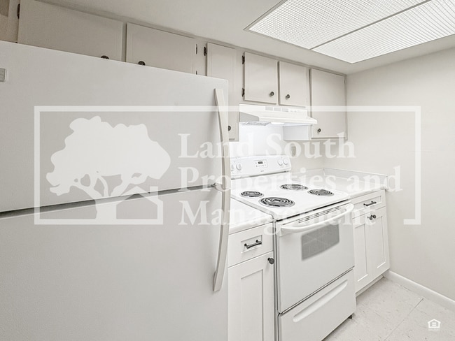 Building Photo - 725 E Lime St