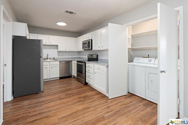 Building Photo - 3 Bedroom Duplex with fenced private yard!