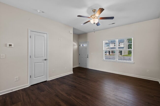 Building Photo - Charming 2-Bedroom, 2.5 Baths Townhouse in...