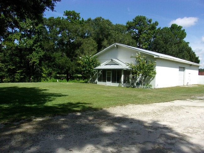 Building Photo - Country Living!