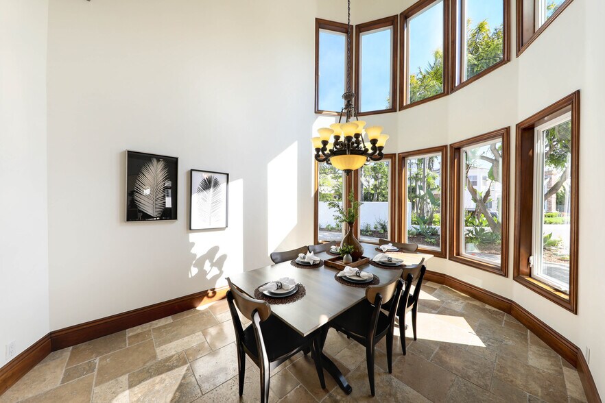 Building Photo - 3811 Vista Blanca
