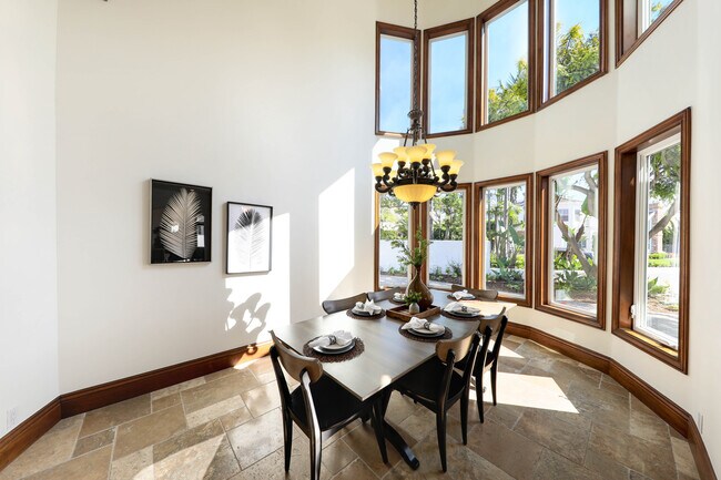 Building Photo - 3811 Vista Blanca
