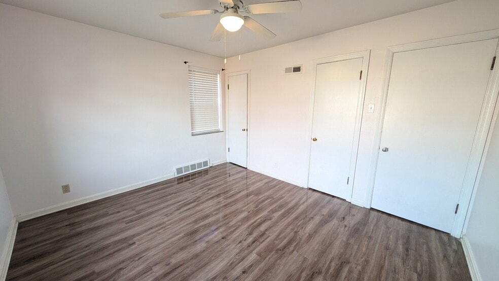 Building Photo - 5825 Sunshine Dr