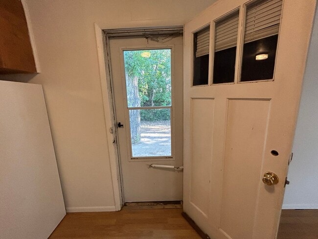 Building Photo - Large 2 Bed 1 Bath House with Fenced Yard and Washer Dryer Hookups