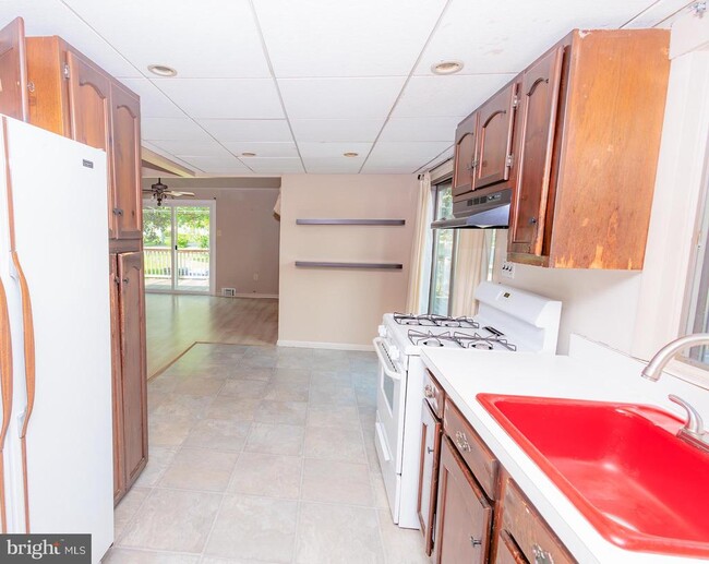 Building Photo - 221 Yale Rd S