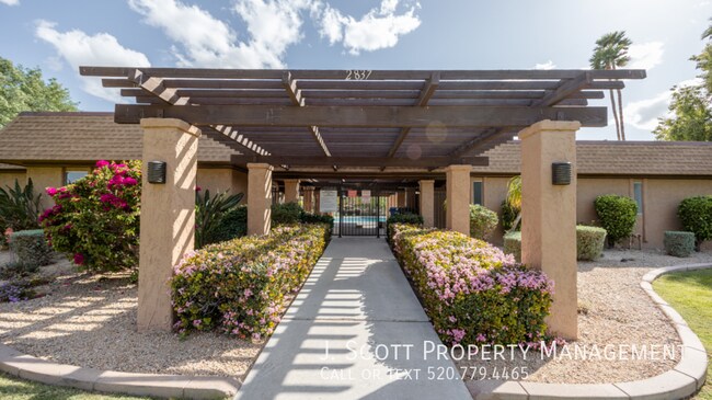 Building Photo - 9059 N Arroya Vista Dr