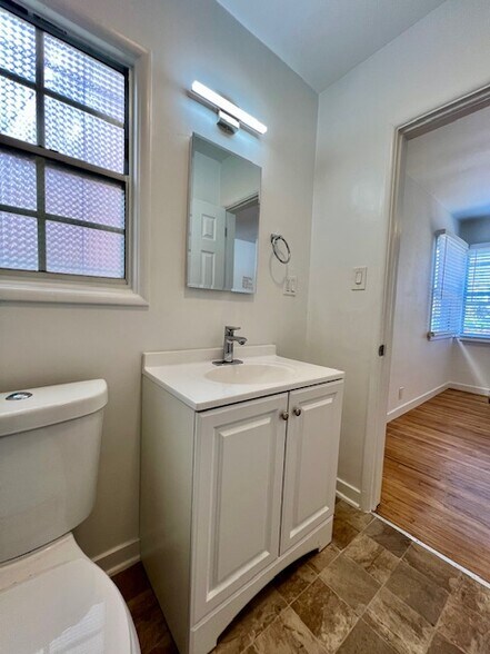 Building Photo - 642 Rose Ave