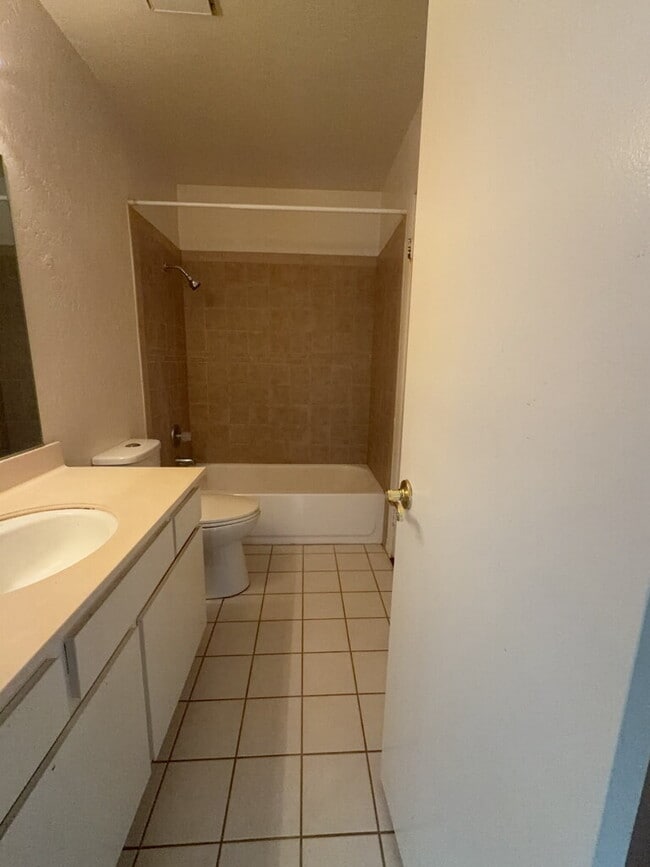 Building Photo - 797 Daffodil Dr