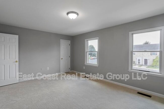 Building Photo - 303 E Ridge Dr