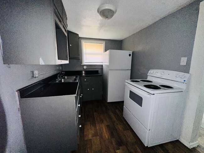 Building Photo - 3 bedroom one bath