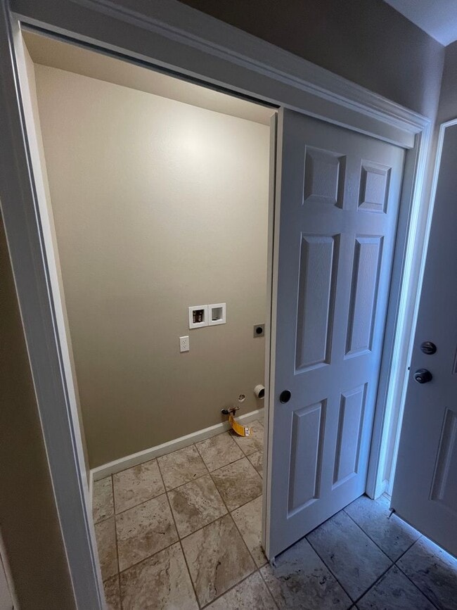 Building Photo - 354 1/2 S. G ST- 3 BEDROOM 1 BATH- EXETER