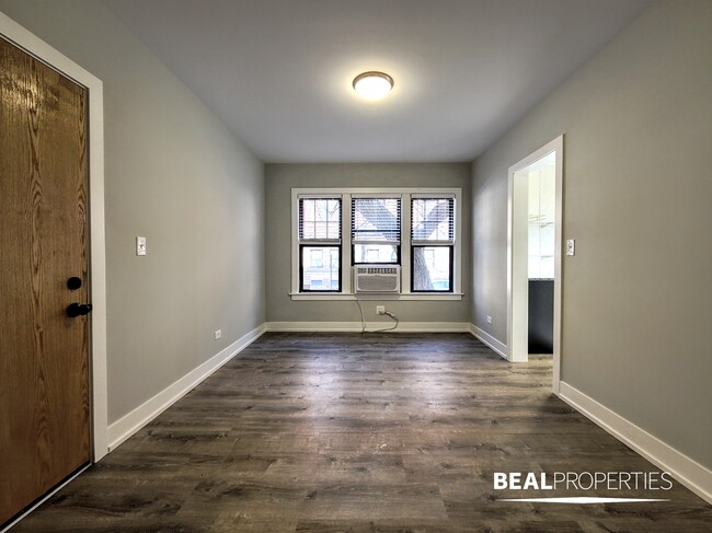 Primary Photo - 433 W Belden Ave