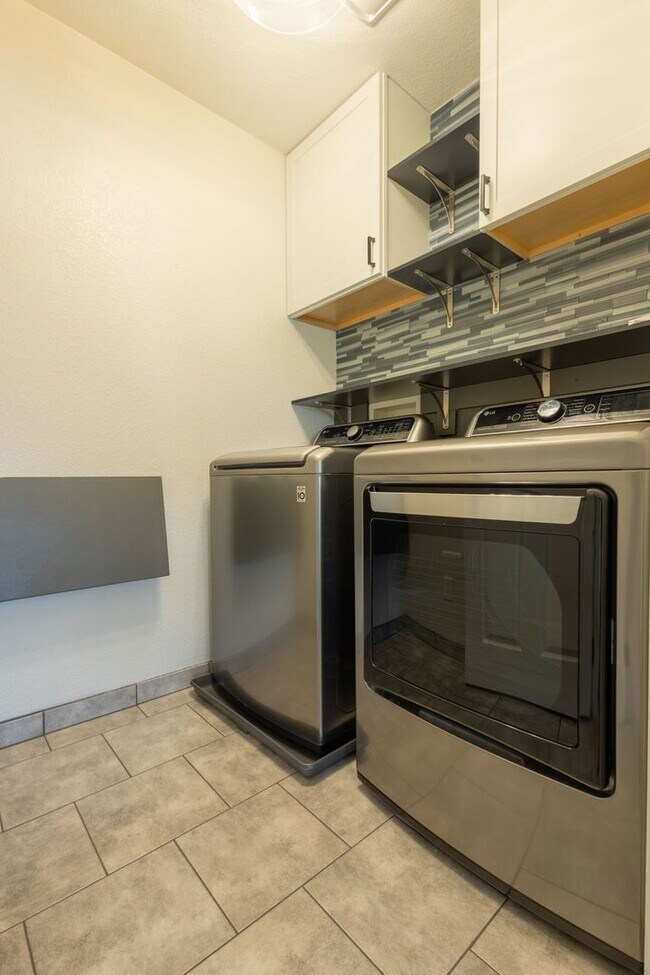 Building Photo - 3 Bedroom 2.5 Bathroom