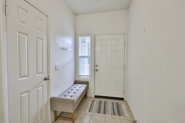 Building Photo - 16913 Laurel Hill Ln