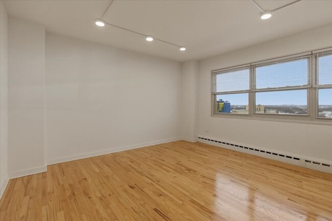 Building Photo - 5630 N Sheridan Rd