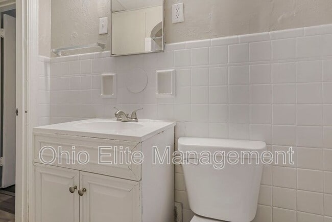 Building Photo - 987 Lilley Ave