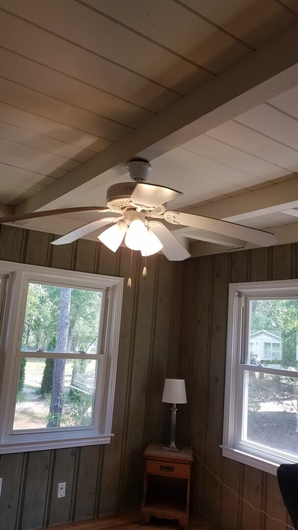 Building Photo - 5 bedroom / 4 bath home with a short drive to the beach!