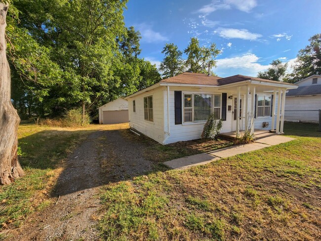 Building Photo - 2 Bedroom home in Tecumseh