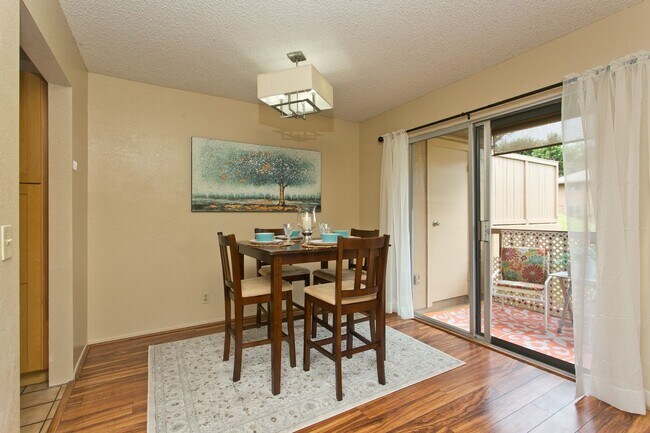 Building Photo - Beautiful 3 bedroom 1 1/2 bath townhome in Pearl City w/2 parking side by side