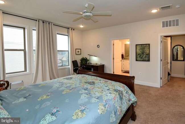 Building Photo - 4-Level Furnished townhome!