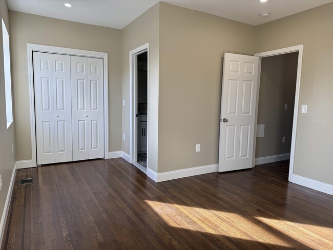 Master bedroom - 604 N Augusta Ave