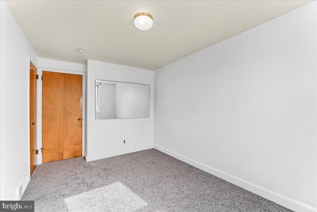 Building Photo - 324 W Rively Ave