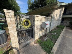 Building Photo - 900 N Austin St