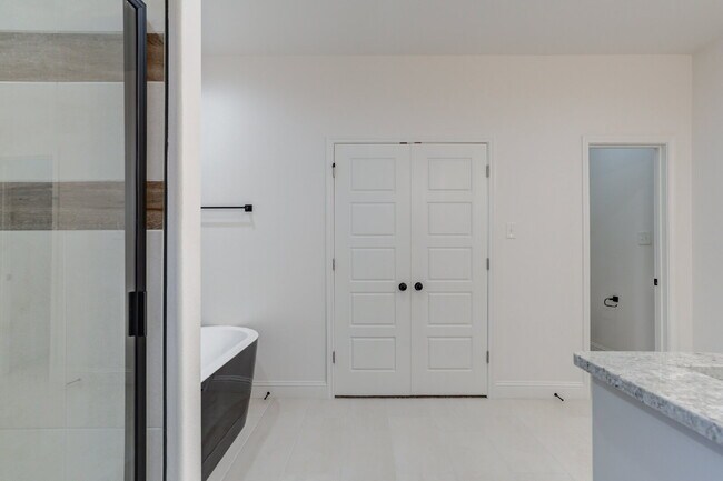 Building Photo - Custom built home in West Lubbock