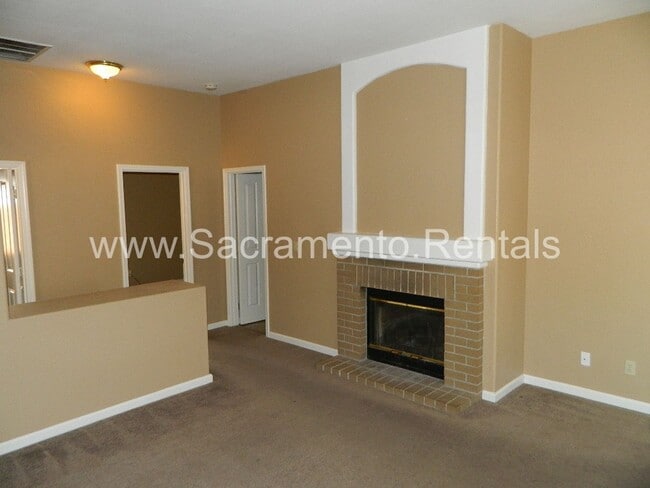 Building Photo - Nice 3bd/2ba Home with 2 Car Garage near Roseville Galleria