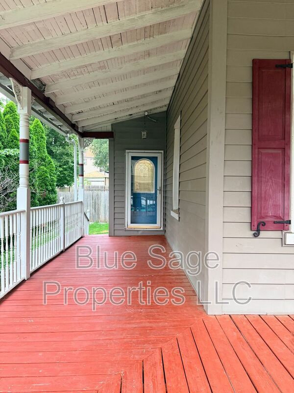 Building Photo - 913 8th Ave