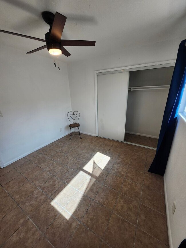 Building Photo - M-Muir Ave (triplex)