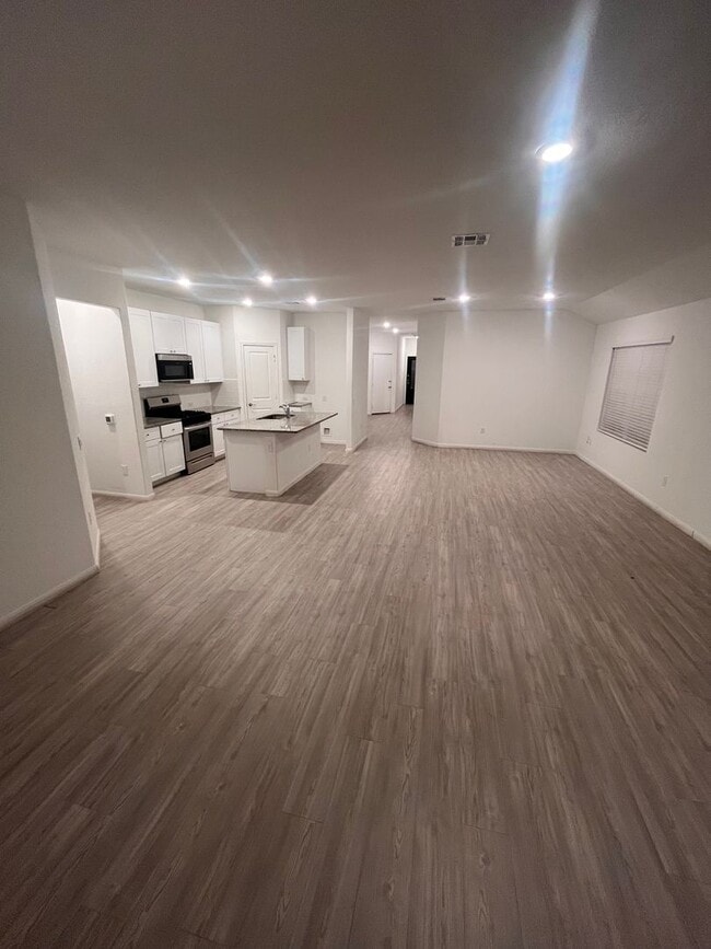 Building Photo - 3 bed 2 bath with a flex space, fenced in ...