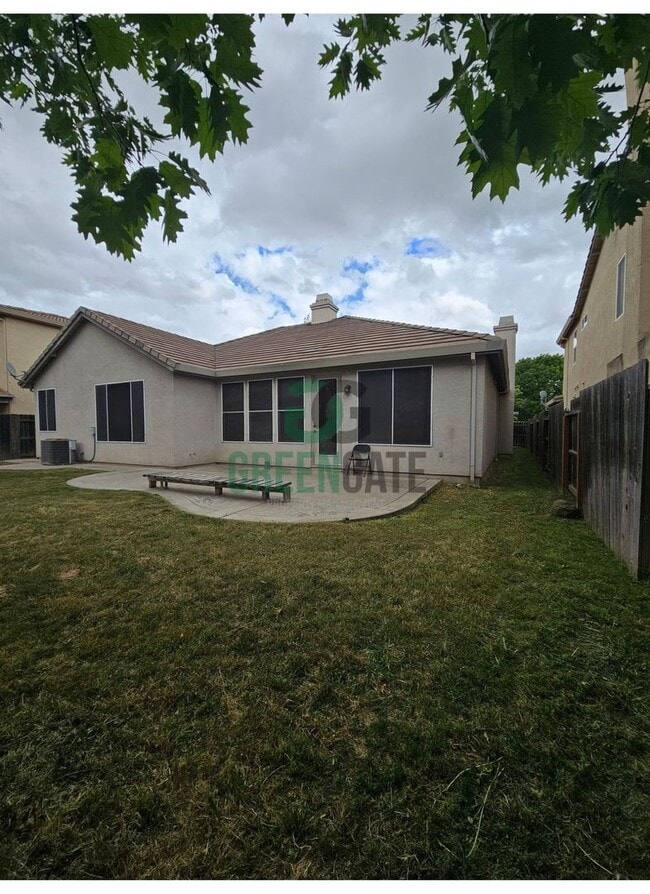 Building Photo - Spacious 4 Bedroom 3 Bath in Patterson! AV...