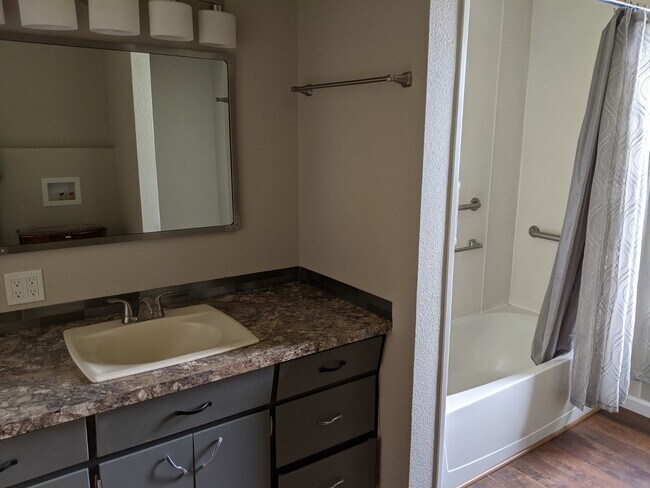 Building Photo - Beautifully updated 3 bedroom Orchards house