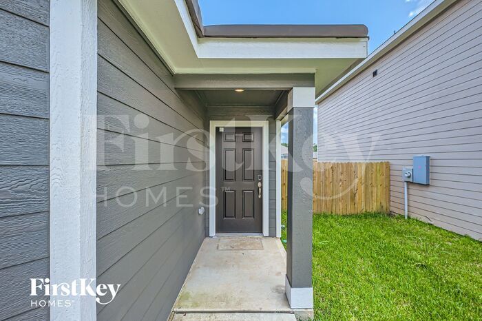 Building Photo - 26615 Ezemily Dr