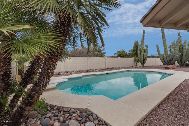Building Photo - 610 E Malibu Dr