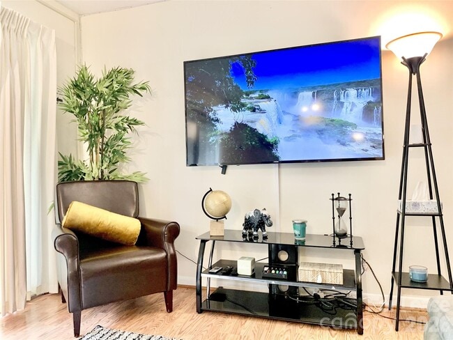 Building Photo - 500 Umstead Dr