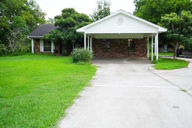 Building Photo - 803 Sycamore Rd