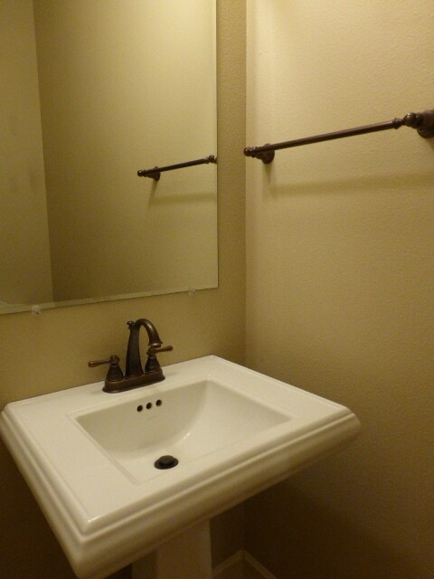 Building Photo - Bethany Town Home Available