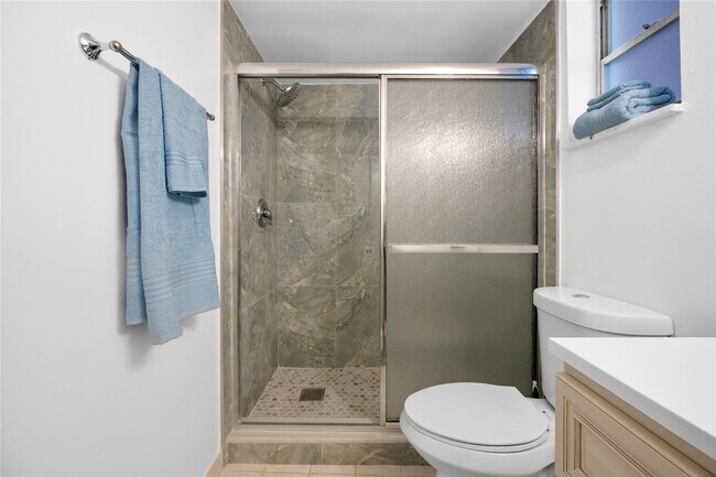 Building Photo - 2856 Garden Dr S