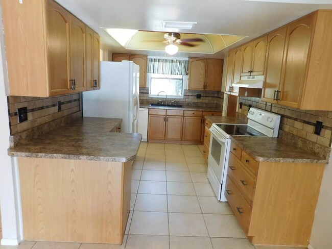 Building Photo - Fantastic 3/2 Home in Sarasota, with Yard ...