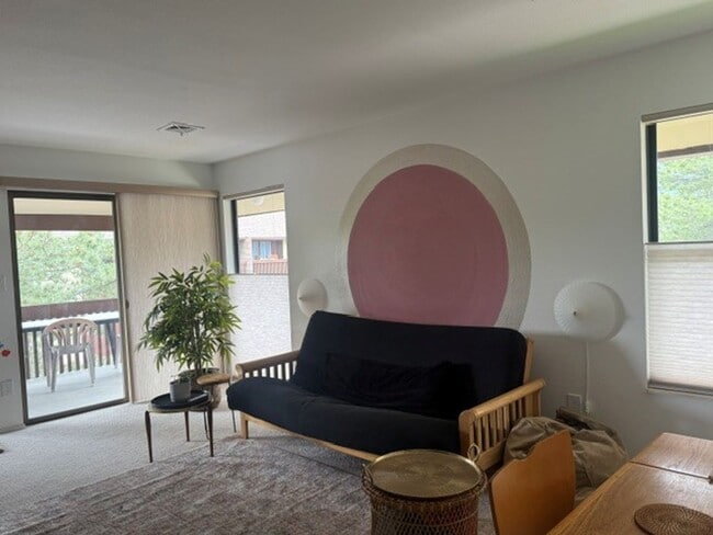 Building Photo - Semester leases available-Quality Fully Furnished Apartment, All-Inclusive, Flexible Terms, Near ...