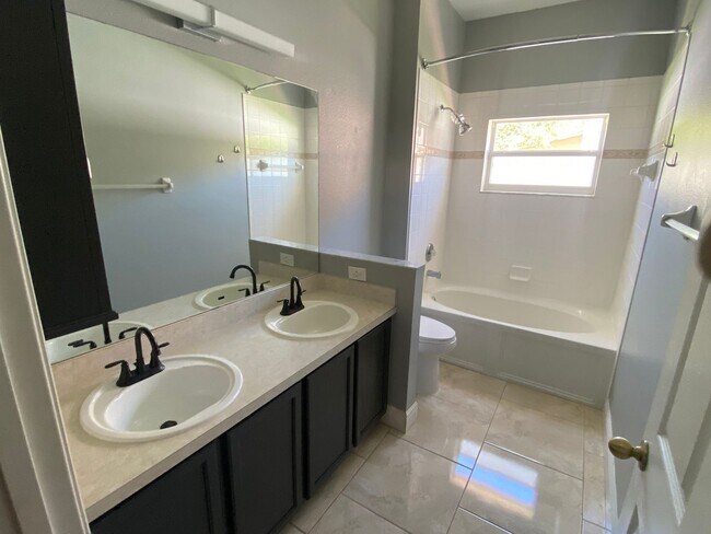 Building Photo - 4/3 Kissimmee Home with Guest-Suite