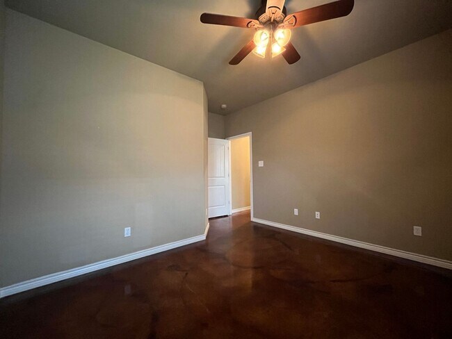 Building Photo - 4 Bedroom Single Family Home:  Available Now!