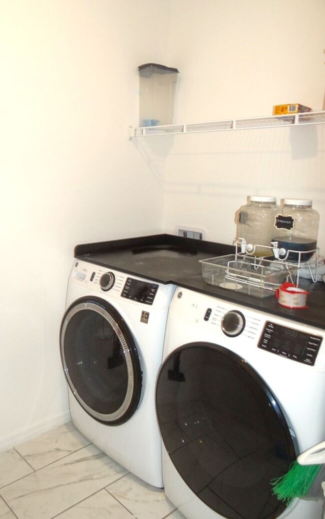 Building Photo - Spacious 4/3/3 home in Mirada