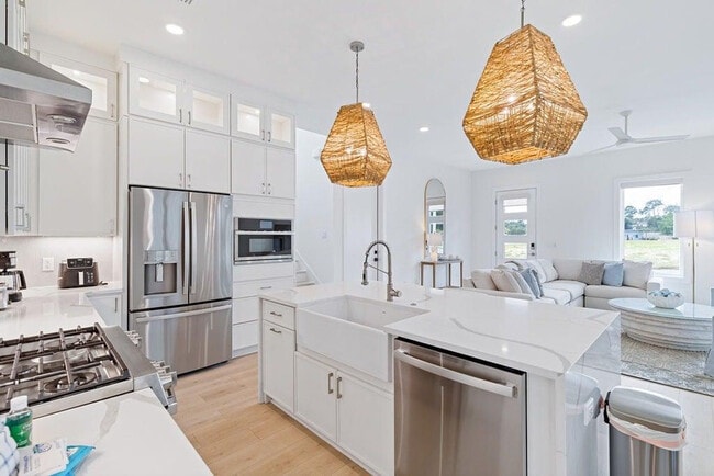 Building Photo - 68 Sarah St