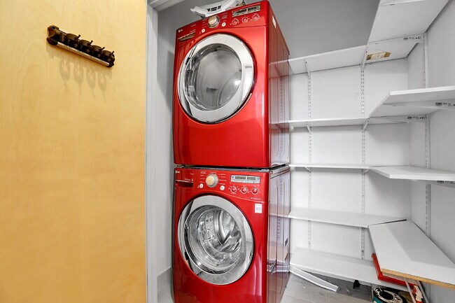 Building Photo - $3,100.00 - 2 Bedrooms, 2.2 Bathrooms, Townhouse in Denver with Roof Deck!