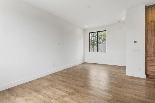 Building Photo - 827 Ramsey St