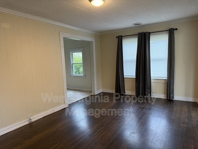 Building Photo - 204 7th St